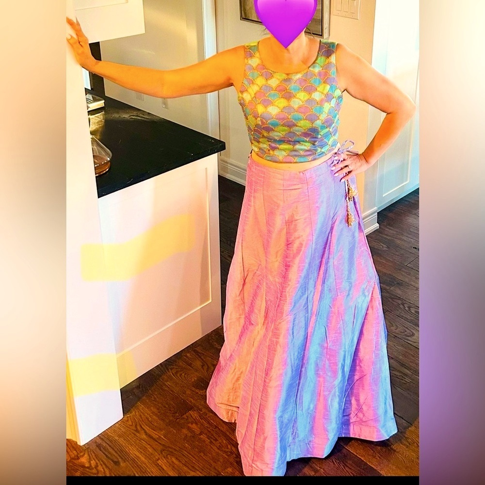 2 piece Lehenga
GUC worn once
Skirt lavender silk
Top scalloped multicolored